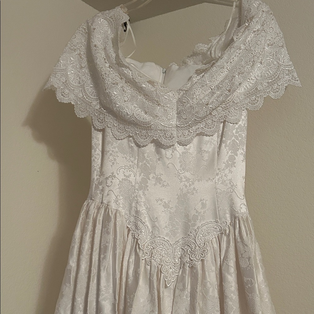 Charming off the shoulder wedding gown - Picture 2 of 4